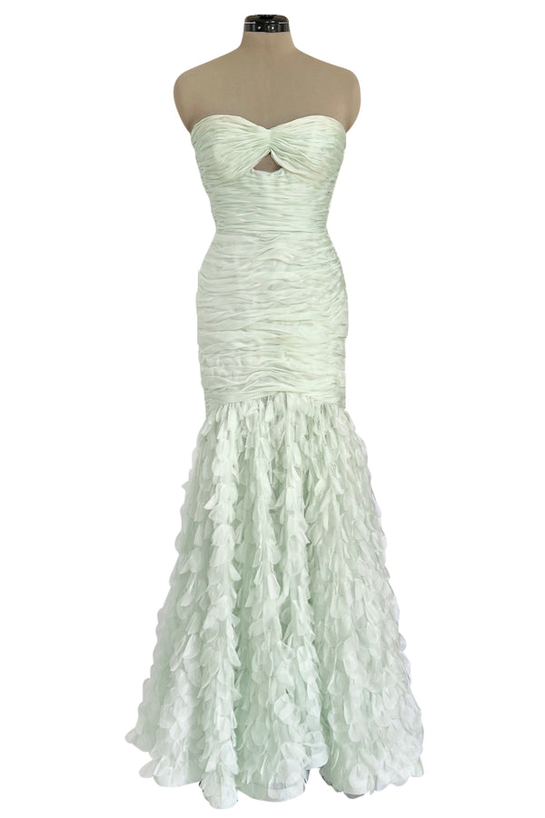 Prettiest Spring 2004 Oscar de la Renta Pale Green Strapless Chiffon 'Feather' Petal Skirt Dress