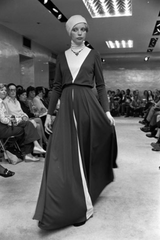 Fall 1973 Geoffrey Beene Graphic Burgundy and Taupey Cream Jersey Dress