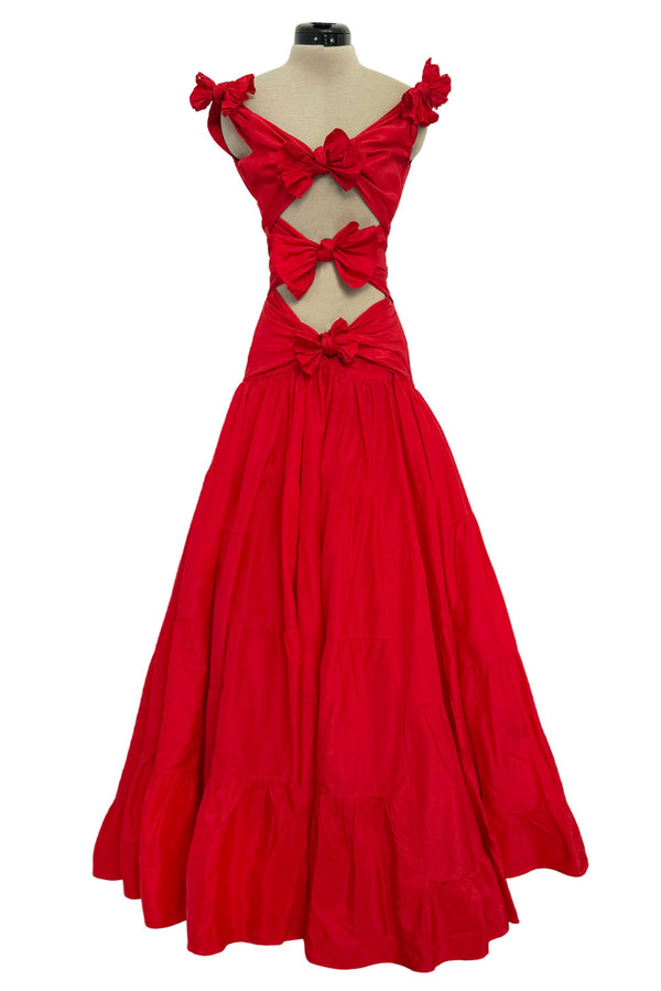 Iconic spring 2002 ValentinoSpring 2002 Valentino Closing Look 94 Runway Red Silk Bow Dress
