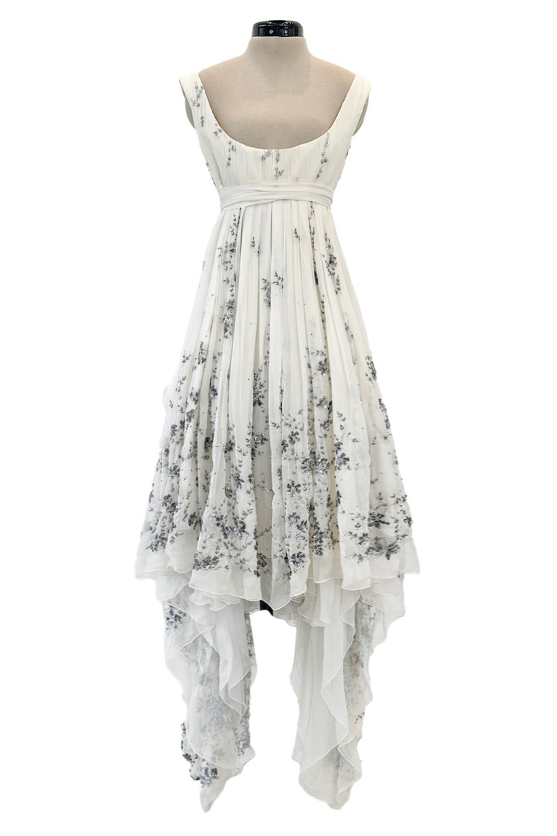 alexander mcqueen white long dress Alexander McQueen Paris Ready to Wear Autumn Winter Final Show White flolength pleated dress and white structured coat gold Stock Photo