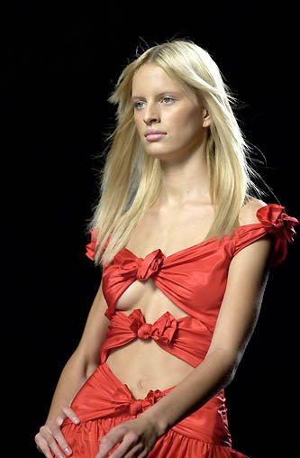 Iconic Spring 2002 Valentino Closing Look 94 Runway Red Silk Bow Dress