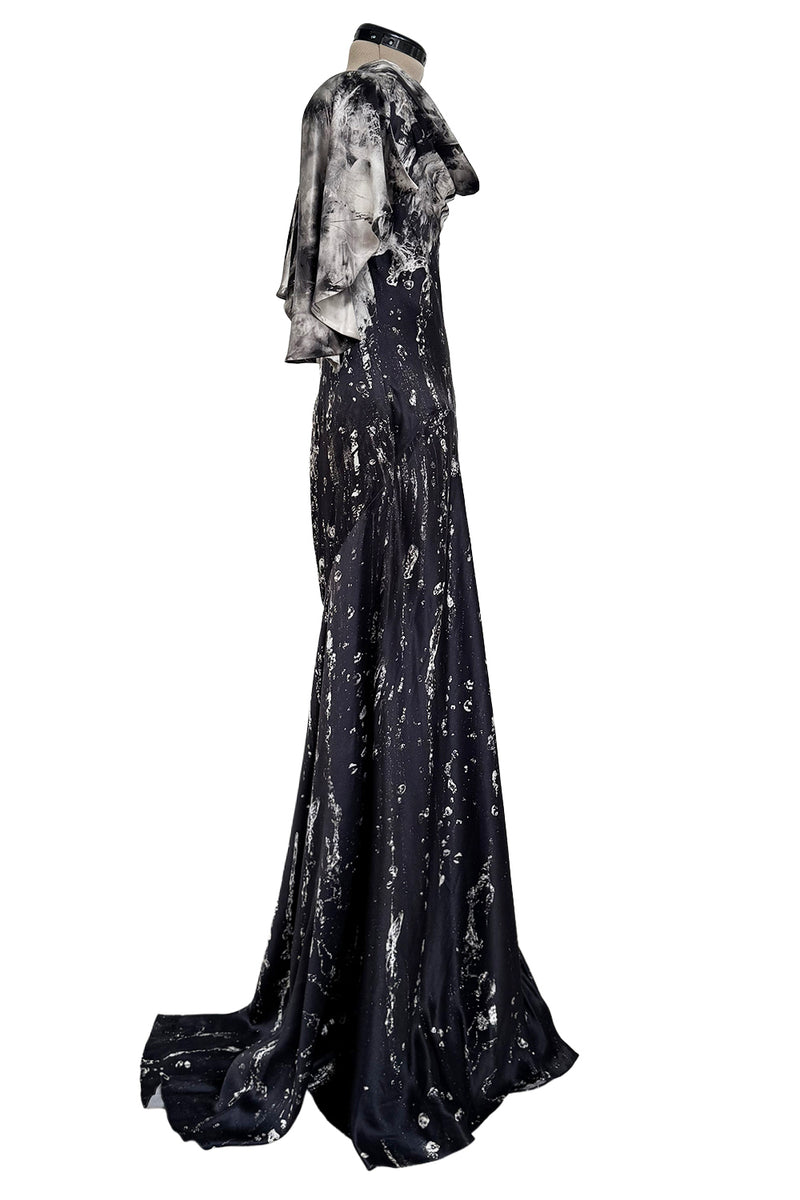Outstanding Fall 2010 Alexander McQueen Gray Scale Print Silk Dress w Caped Sleeves & Trained Skirt