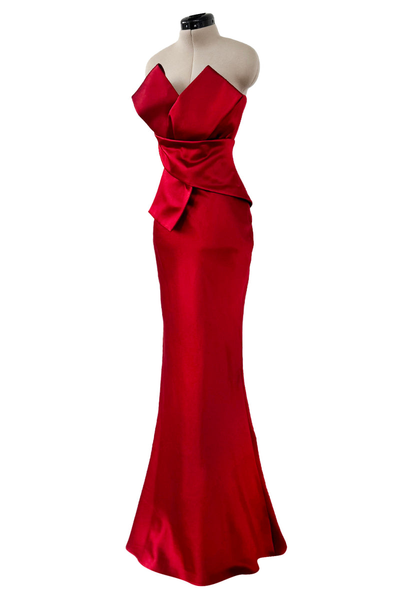 Gorgeous 2015 Alexander McQueen by Sarah Burton Strapless Red Silk Bow Shrimpton Couture Gorgeous 2015 Alexander McQueen by Sarah Burton Strapless Red Silk Bow Shrimpton Couture