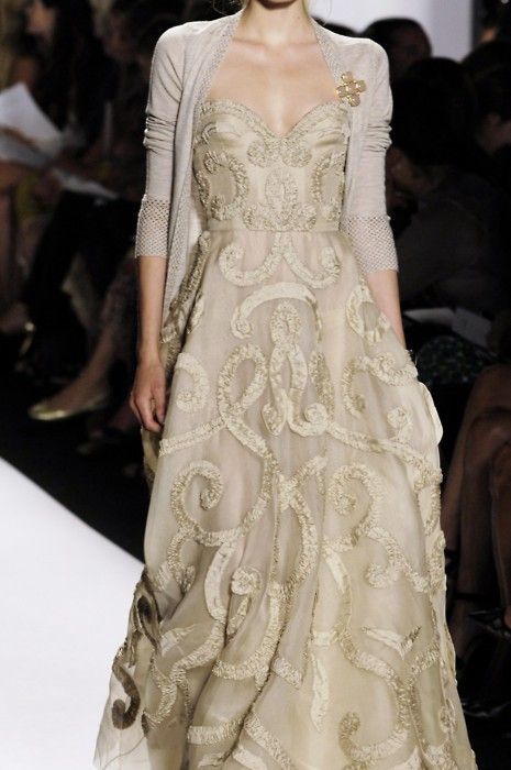 Dreamy Fall 2007 Oscar de la Renta Silk Organza Strapless Wedding Dress w Silk Ribbon Embellishment Detailing