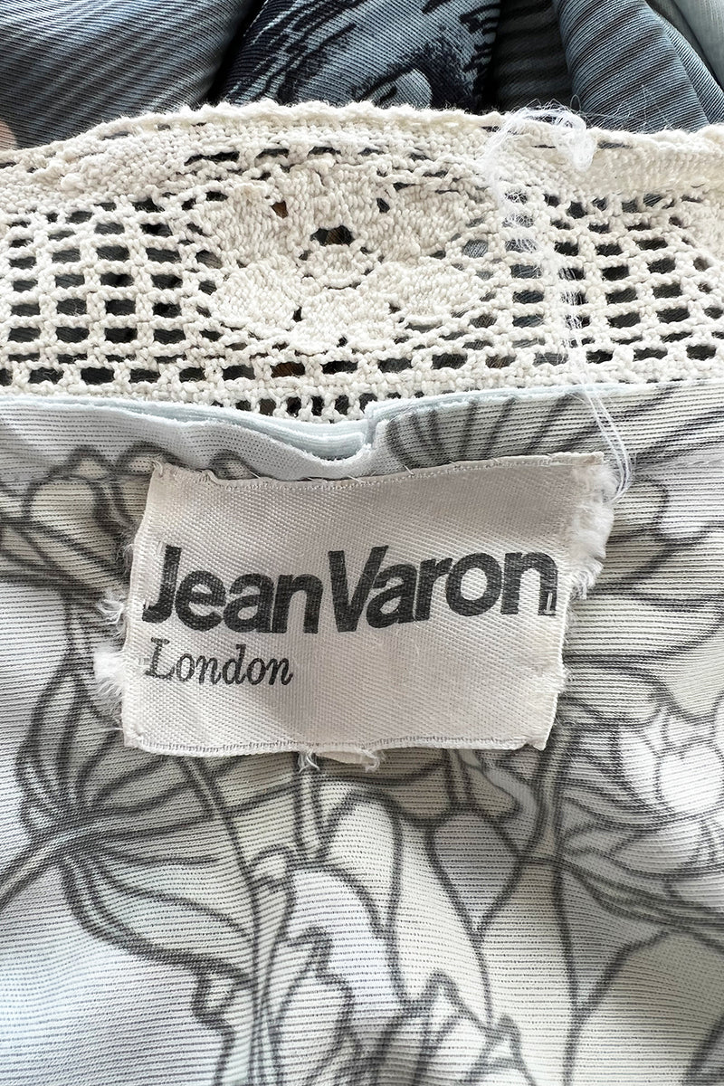 Spectacular 1970s Jean Varon Crane Print Jersey Caftan Dress w Hand Crocheted Collar