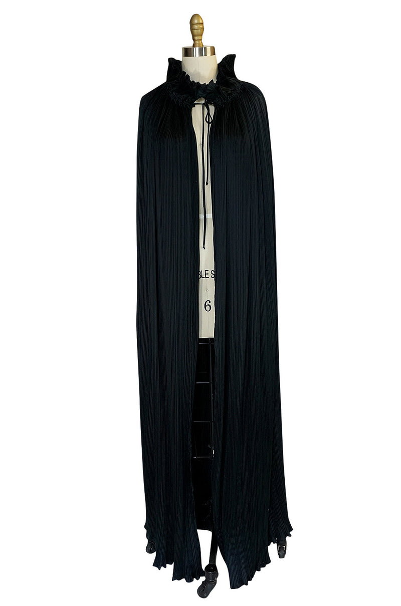 1970s Giorgio Sant'Angelo Flowing Pleated Black Cape