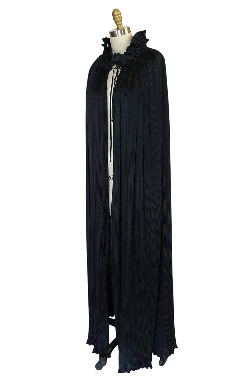 1970s Giorgio Sant'Angelo Flowing Pleated Black Cape