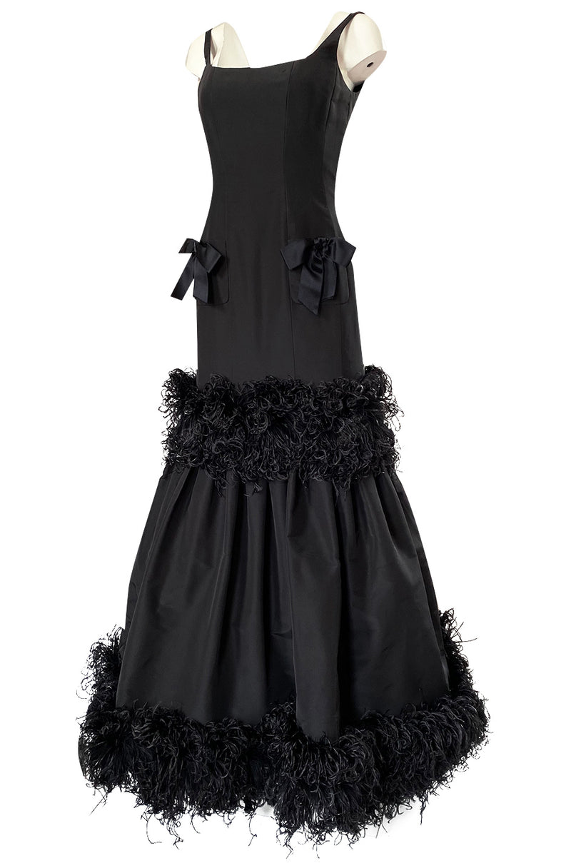Fall 2004 Oscar de la Renta Runway Feather & Black Silk Hourglass Dres Shrimpton Couture Fall 2004 Oscar de la Renta Runway Feather & Black Silk Hourglass Dres Shrimpton Couture