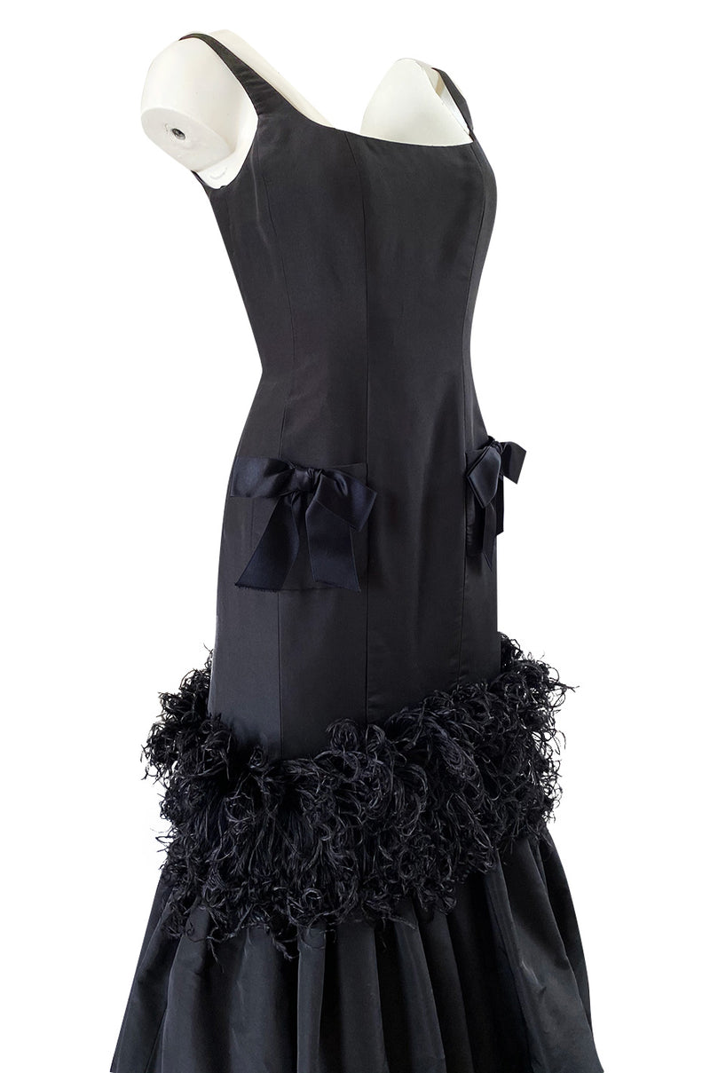 Fall 2004 Oscar de la Renta Runway Feather & Black Silk Hourglass Dress