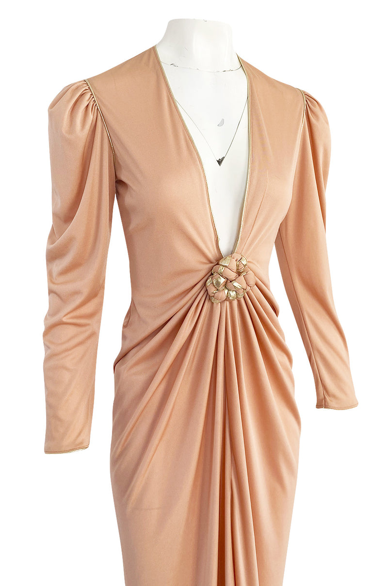 1981 Bill Tice Peach Nylon Jersey Long Sleeve Deep Plunge Dress w Gold Lame Flower & Trim